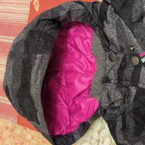 Columbia Girls ski jacket.  Water proof. Insulated - Picture 8 of 9